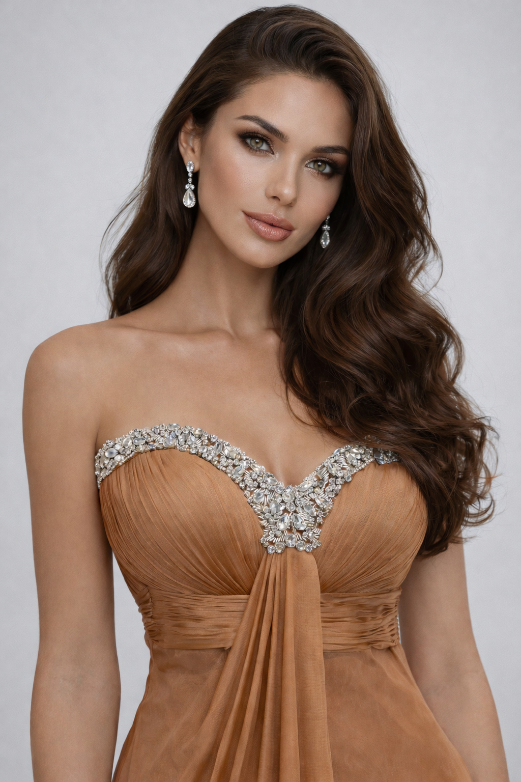 AMBRÉA – Robe de soirée longue camel drapée