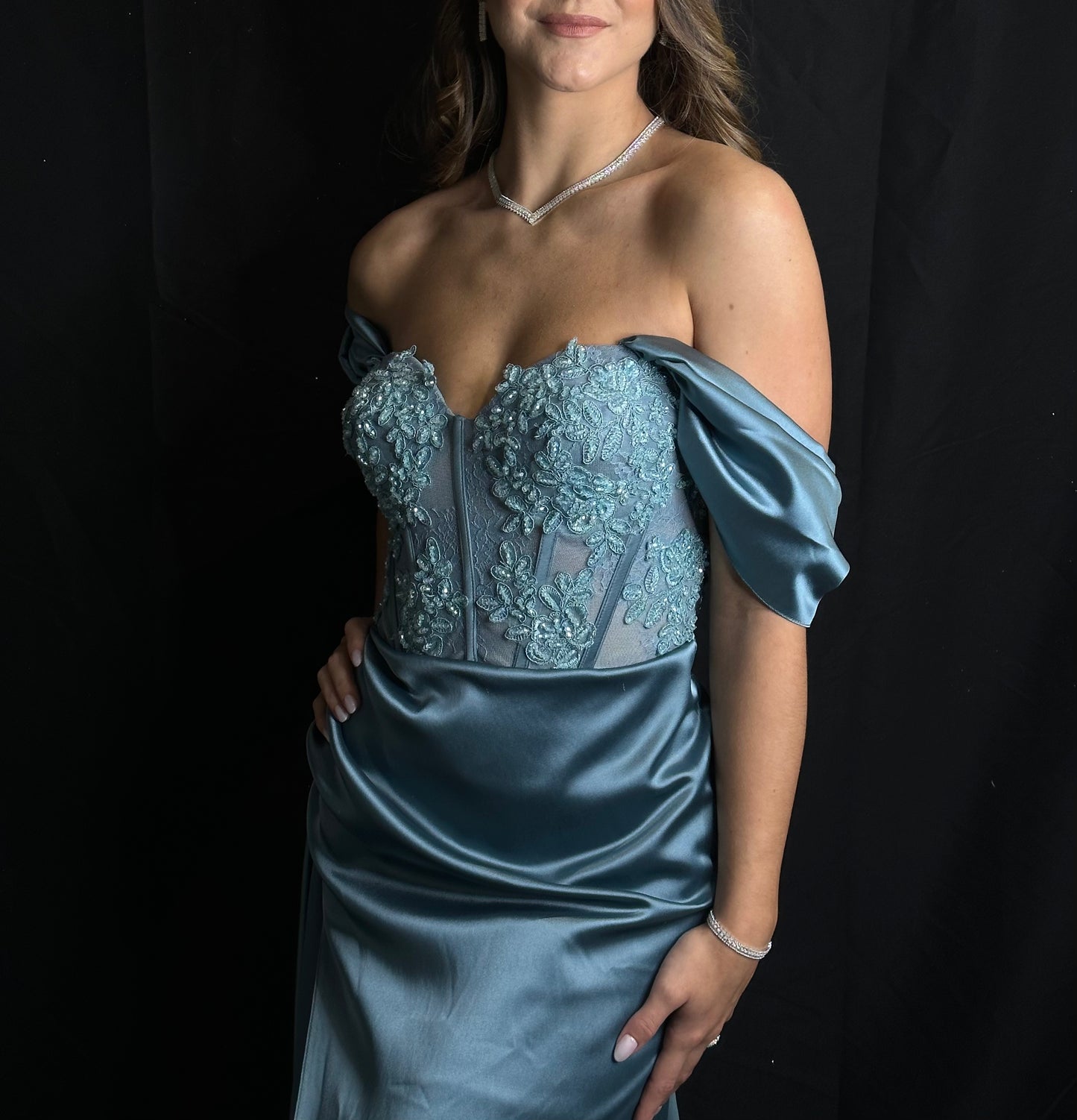 AZUR - Robe de cocktail satinée en col bardot