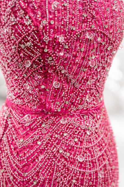 Robe longue fuchsia brodée à cristaux et plumes