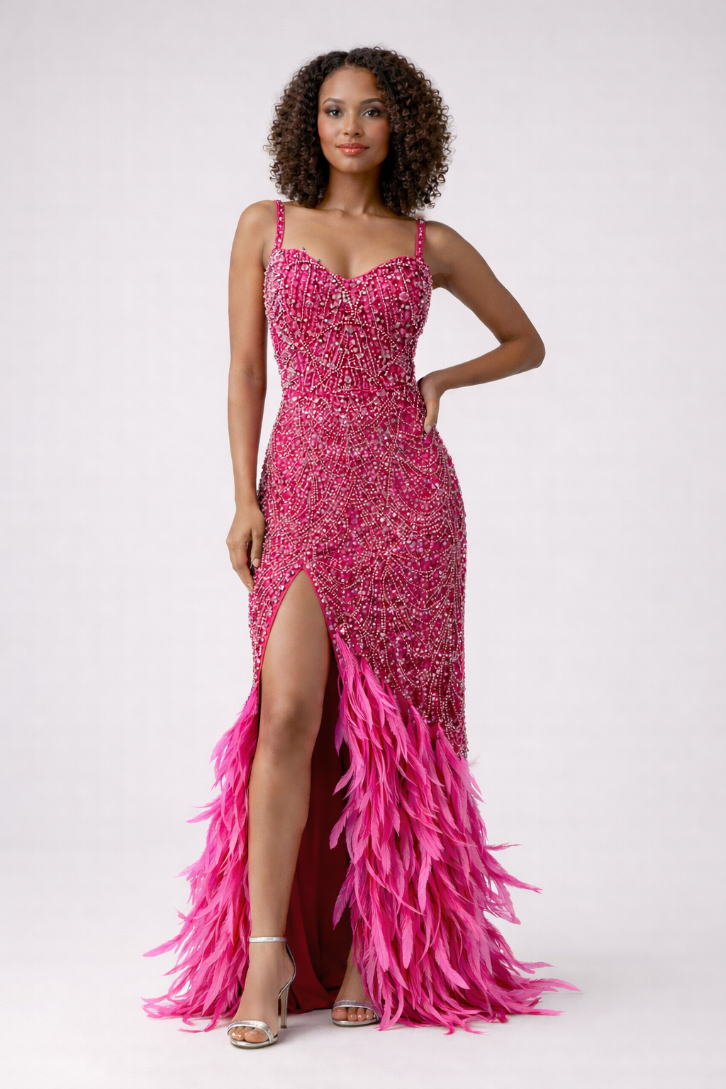 Robe longue fuchsia brodée à cristaux et plumes