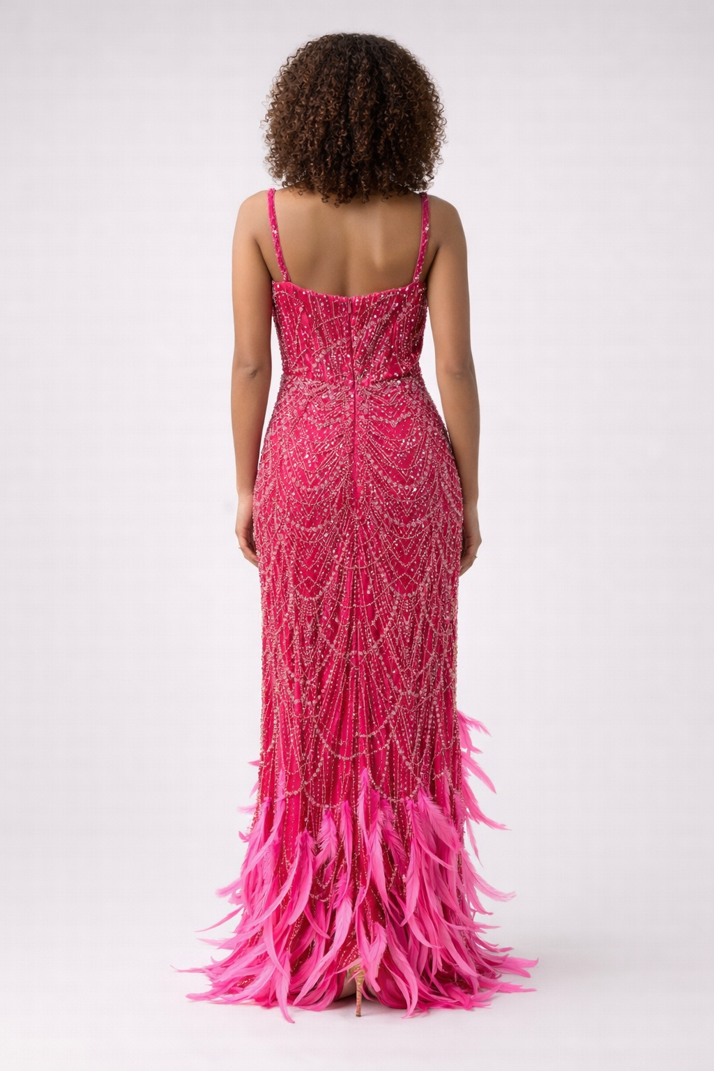 Robe longue fuchsia brodée à cristaux et plumes